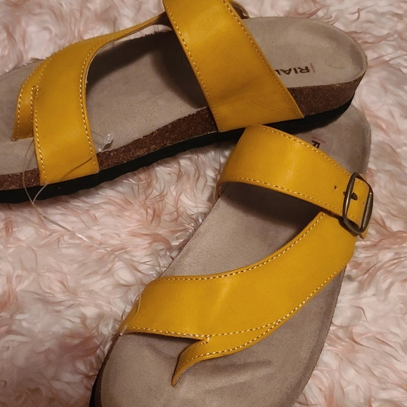 Size 9 Realto sandals - Picture 1 of 3